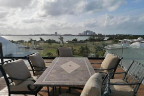 Big Penthouse with amazing view, private rooftop & jacuzzi